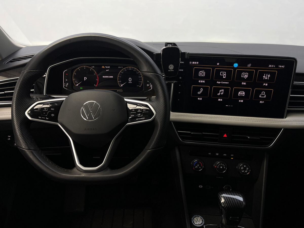 Volkswagen Tiguan 2022 - фото автомобиля