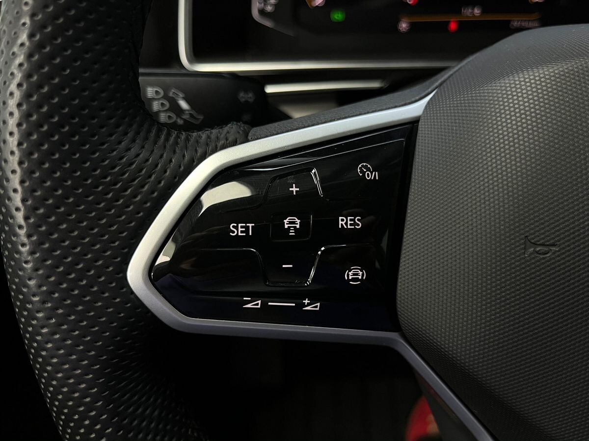 Volkswagen Tiguan 2022 - фото автомобиля