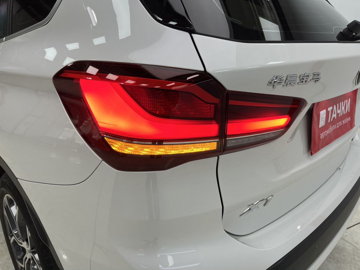 BMW X1 2022 - фото автомобиля