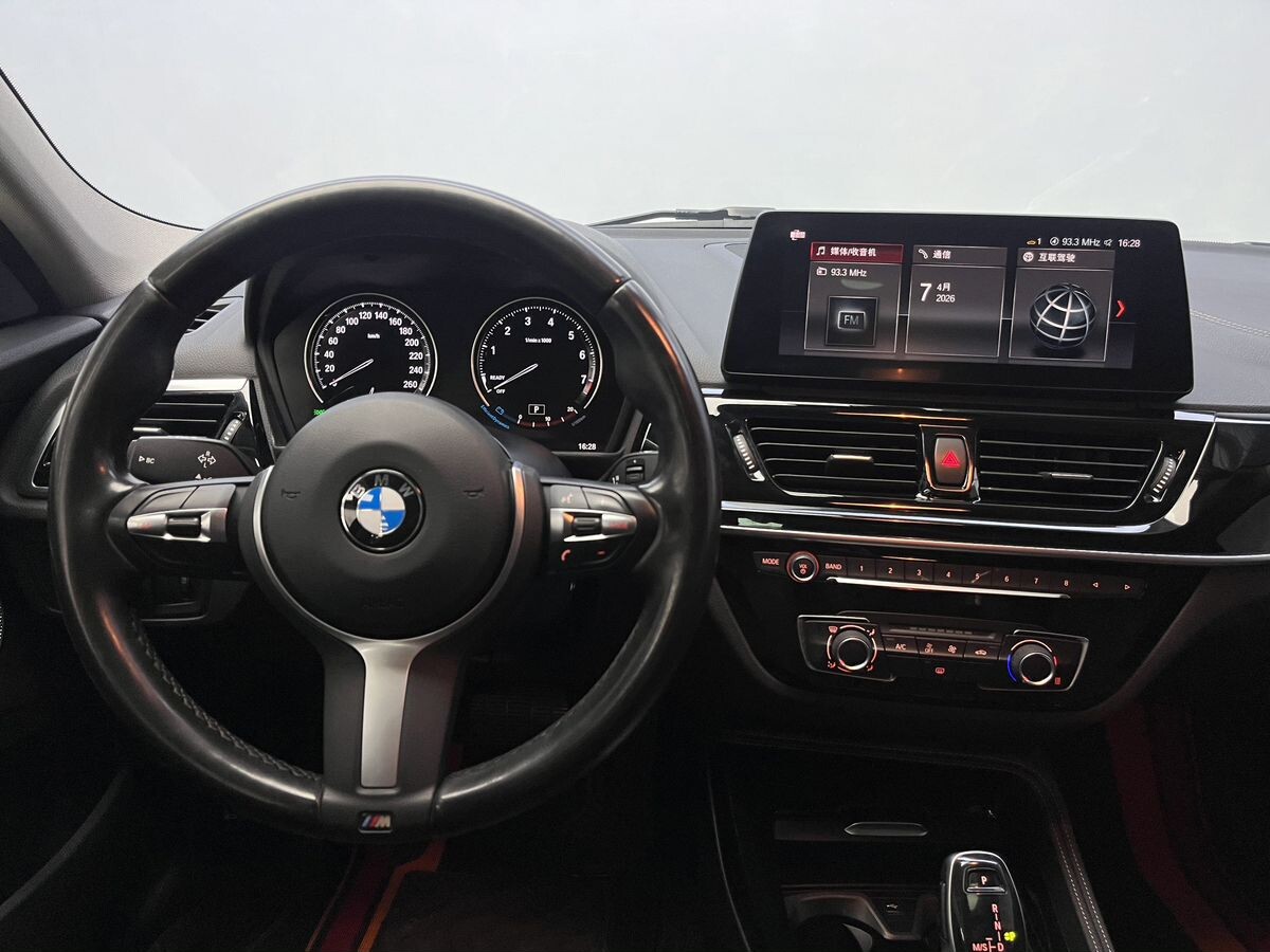 BMW 1-Series 2022 - фото автомобиля