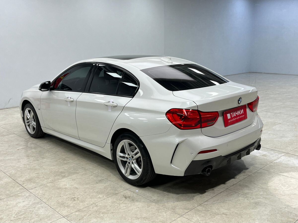 BMW 1-Series 2022 - фото автомобиля