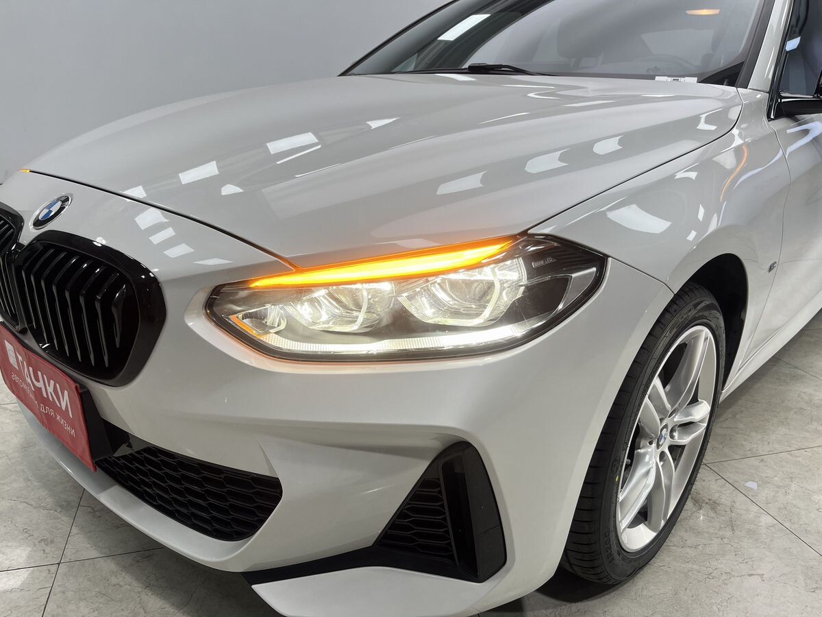 BMW 1-Series 2022 - фото автомобиля