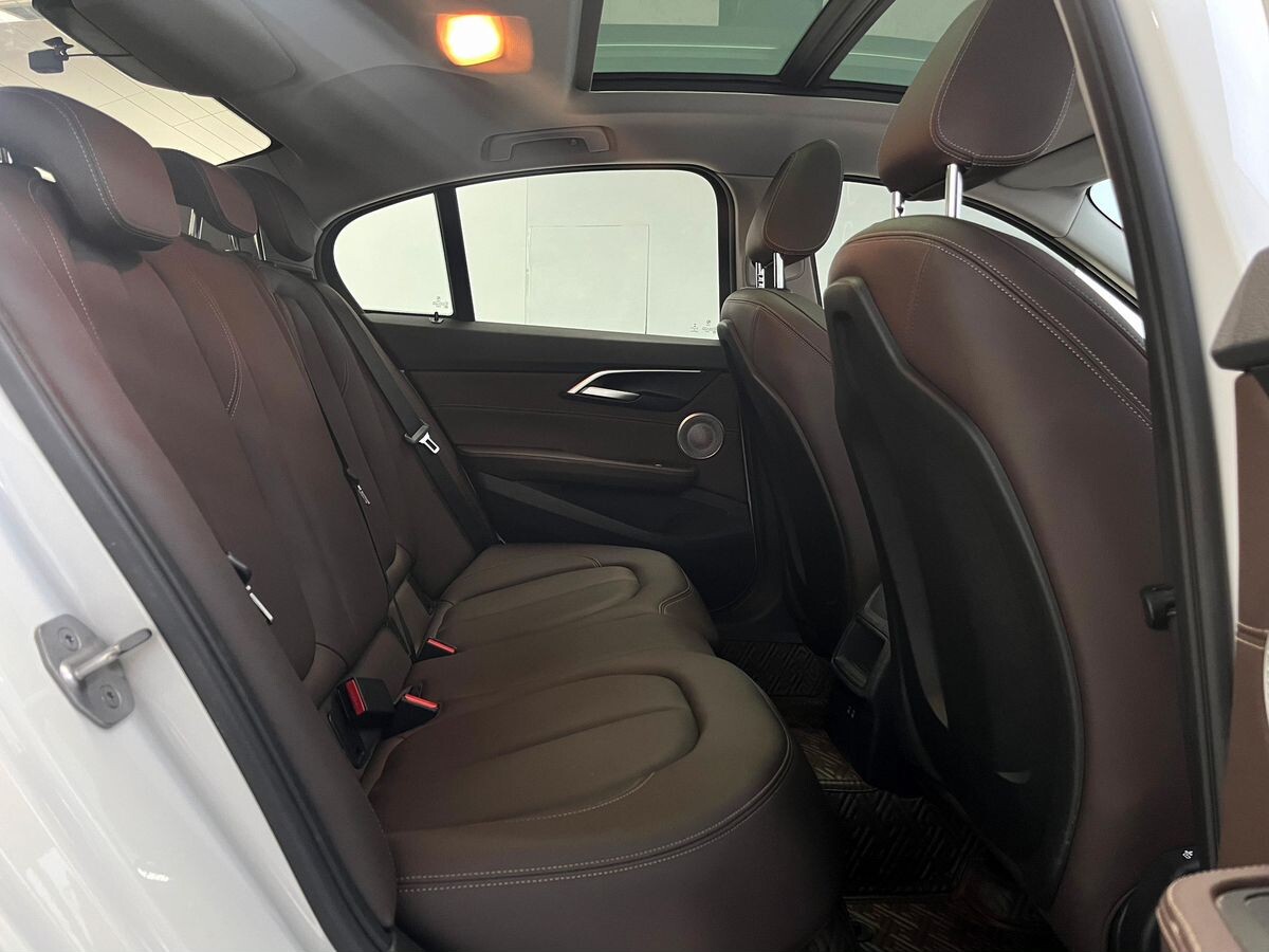 BMW 1-Series 2022 - фото автомобиля