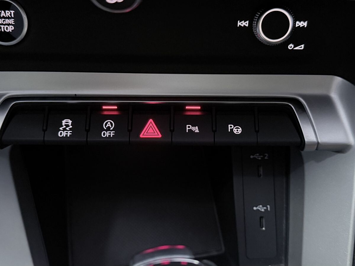 Audi Q3 2021 - фото автомобиля