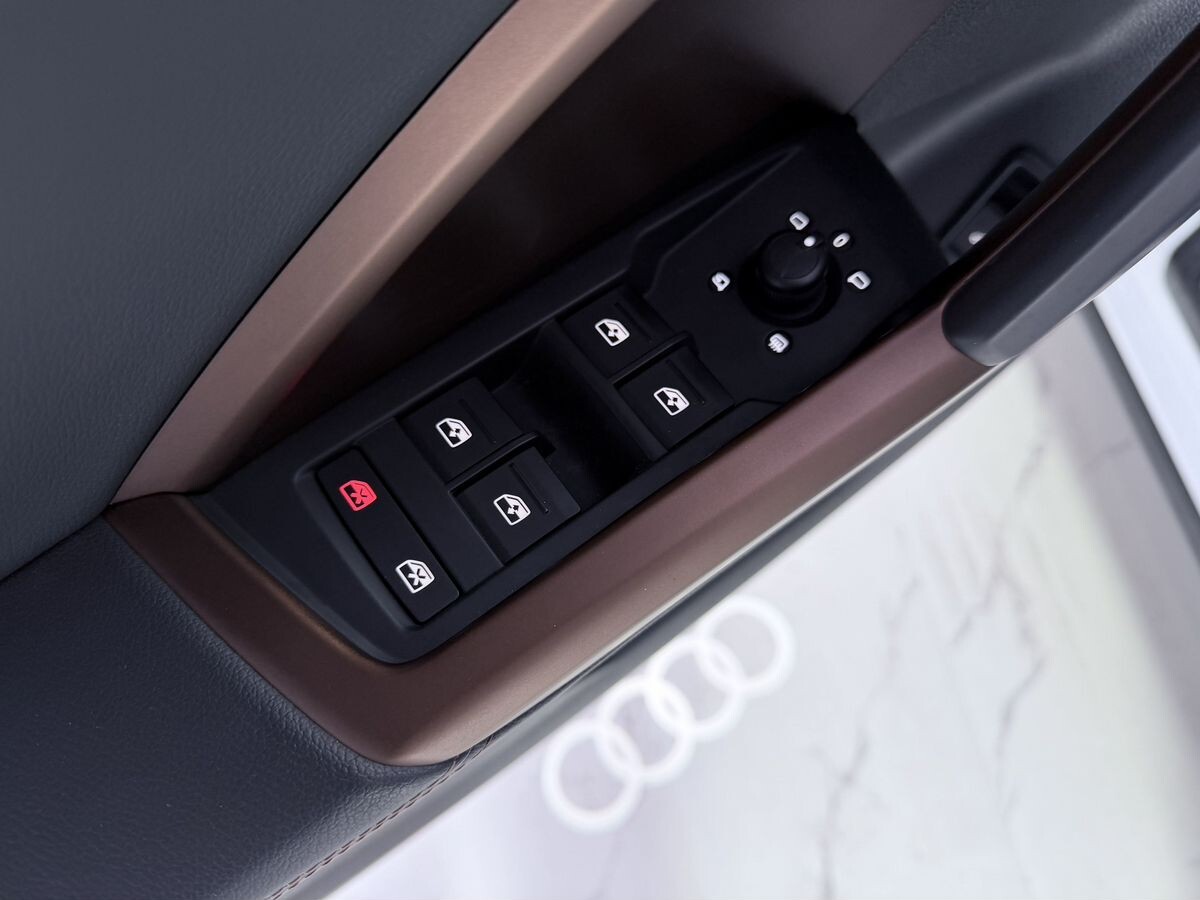 Audi Q3 2021 - фото автомобиля