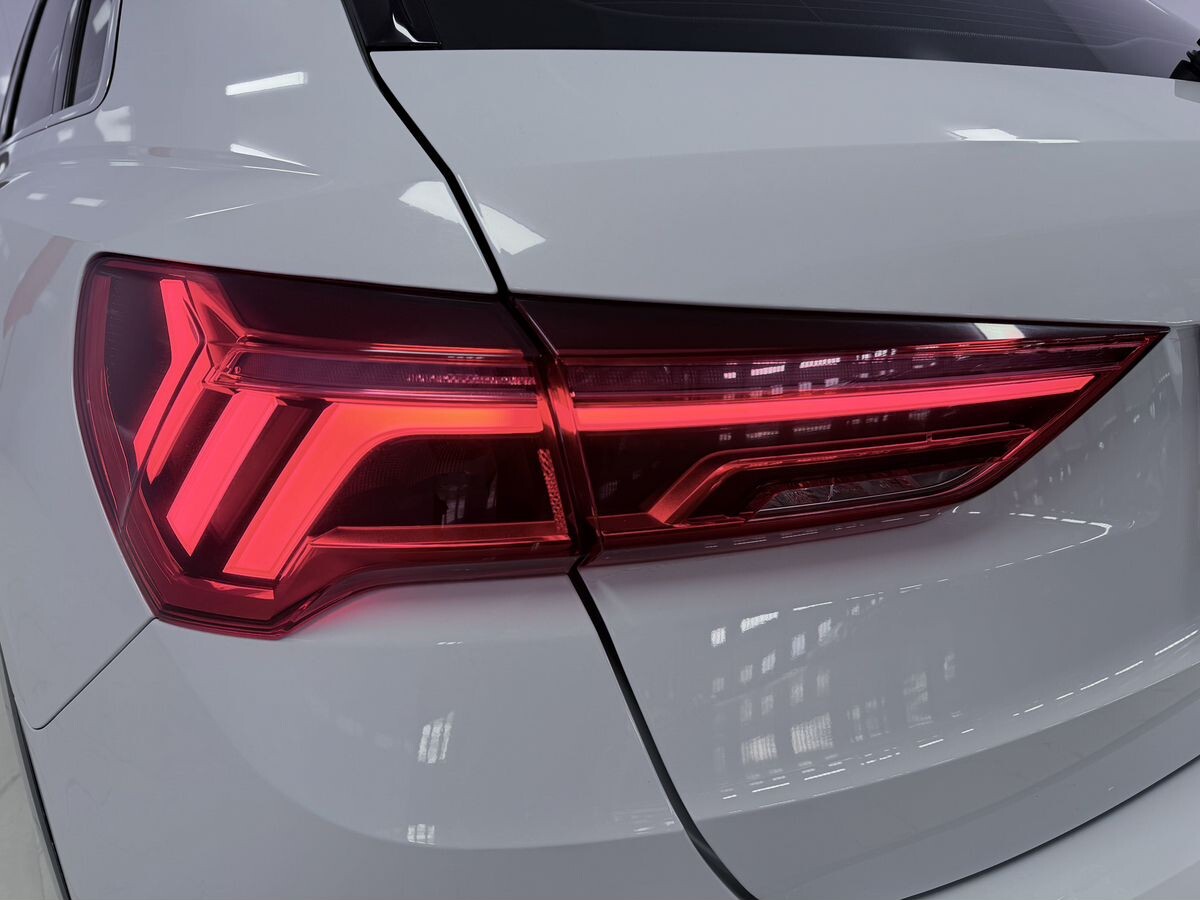 Audi Q3 2021 - фото автомобиля