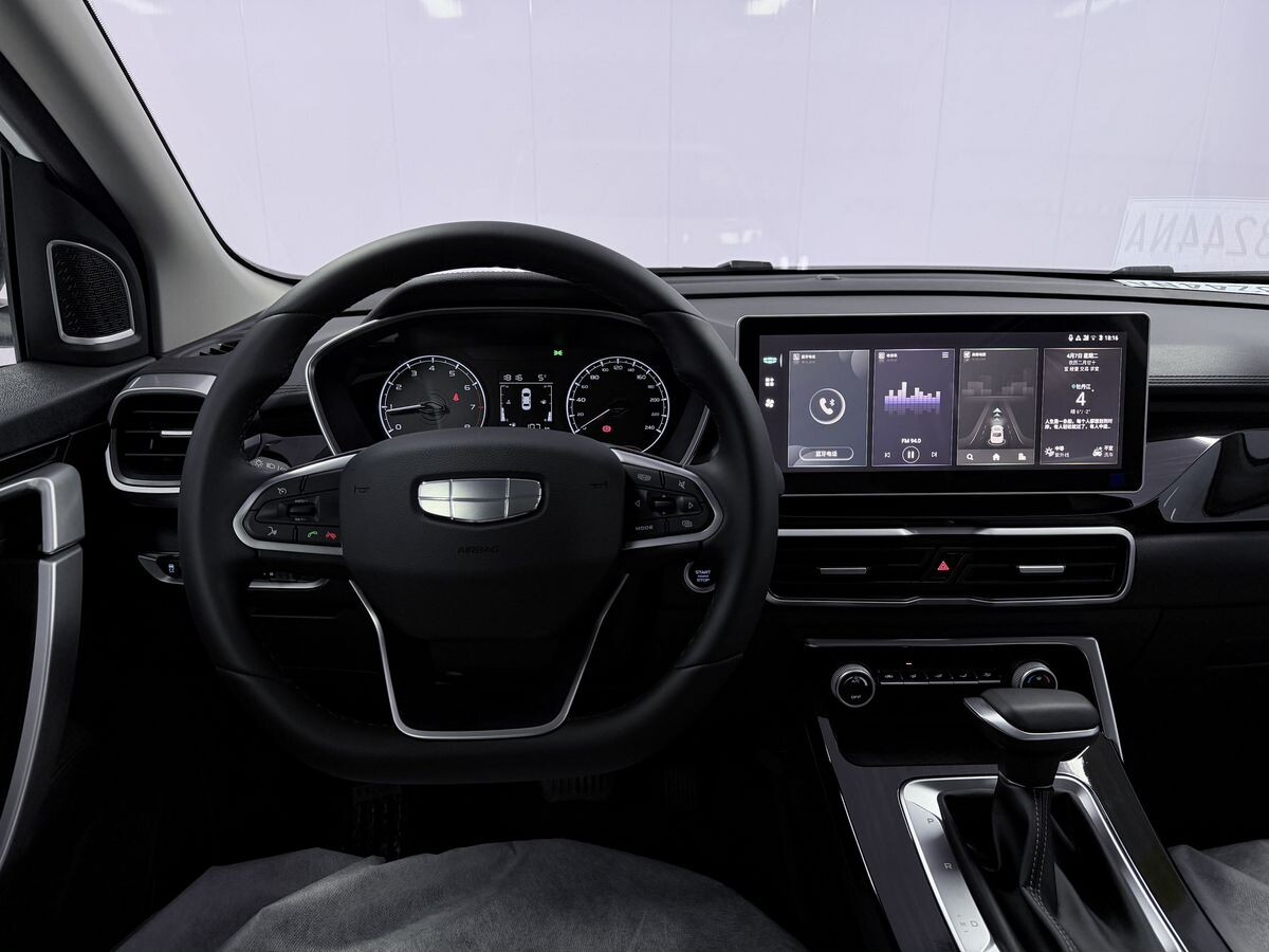 Geely Coolray 2025 - фото автомобиля