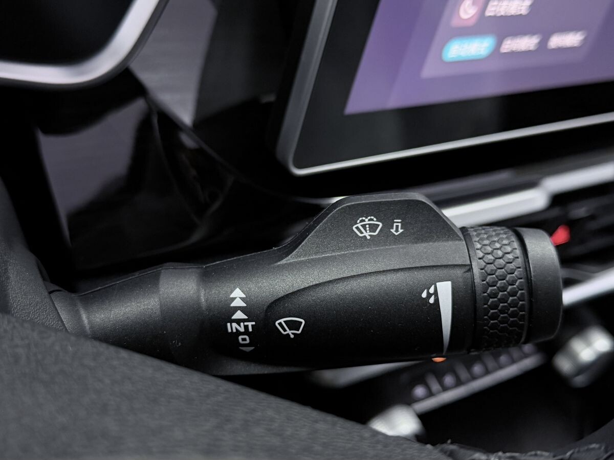 Geely Coolray 2025 - фото автомобиля