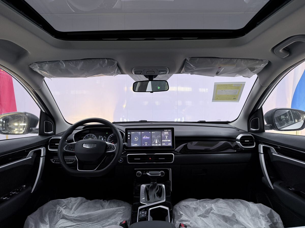 Geely Coolray 2025 - фото автомобиля