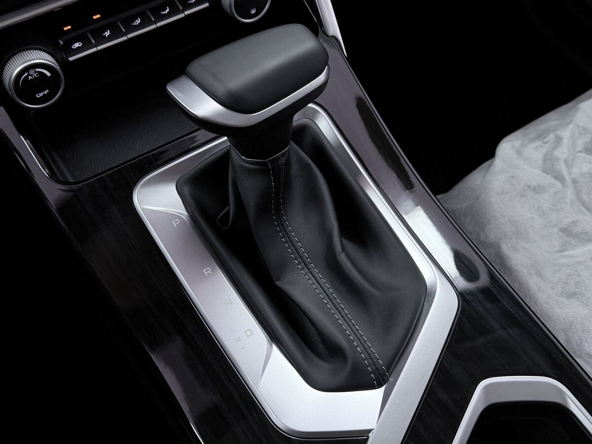 Geely Coolray 2025 - фото автомобиля