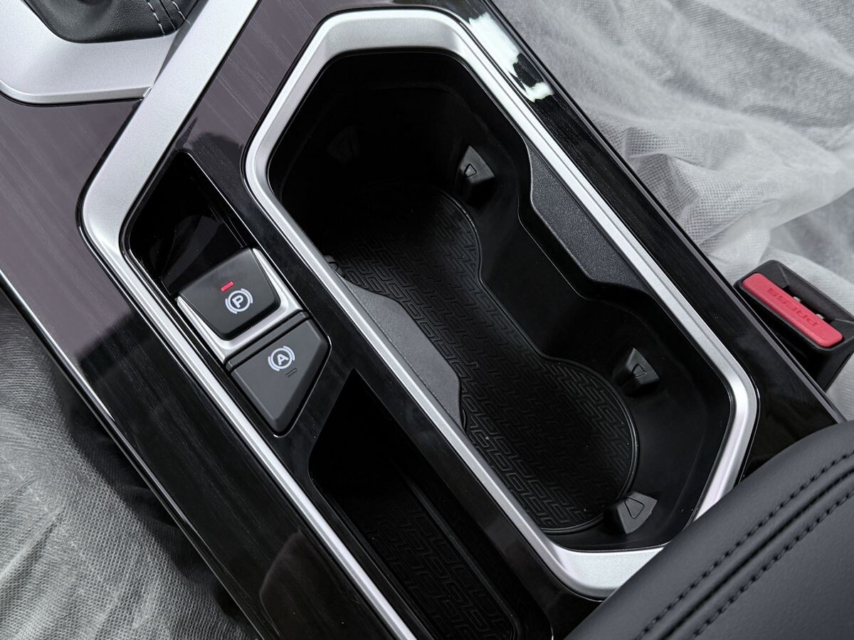 Geely Coolray 2025 - фото автомобиля