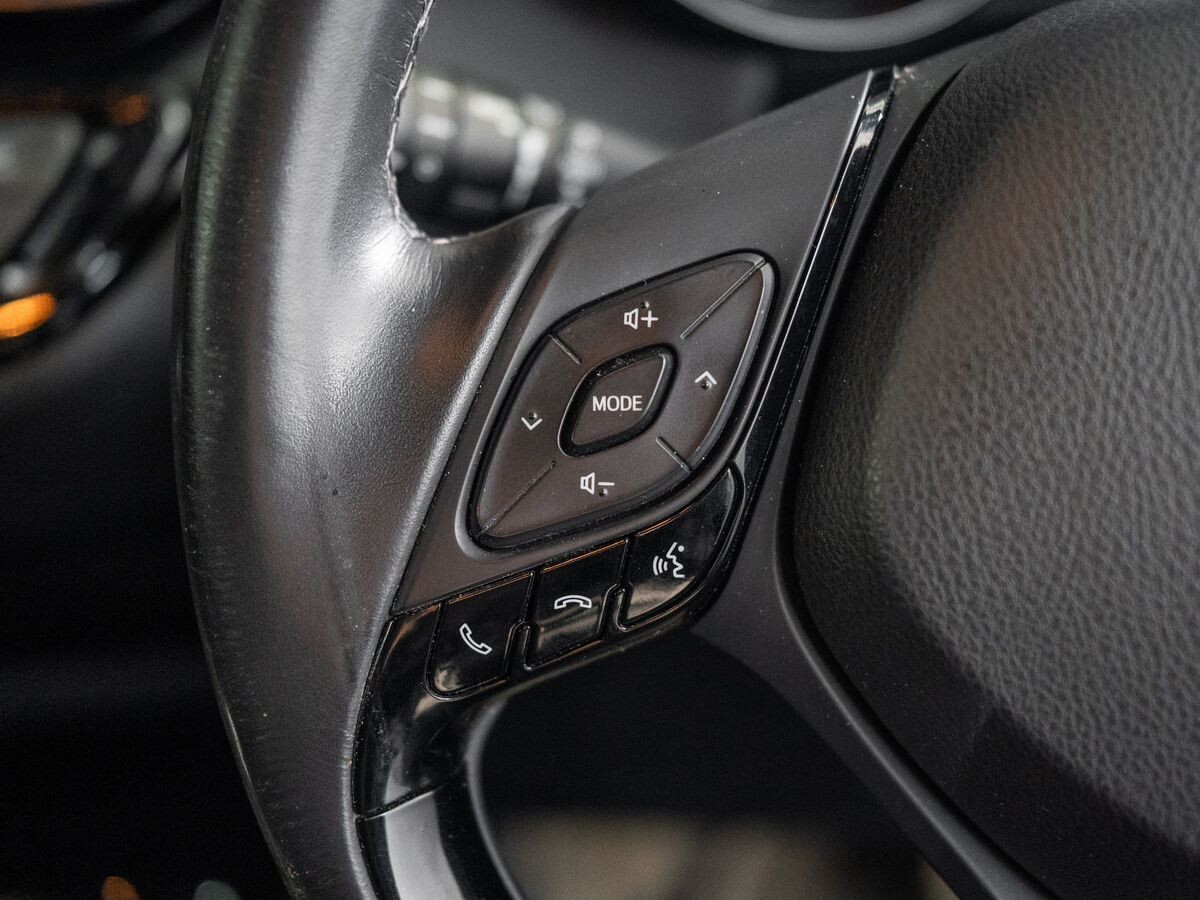 Toyota C-HR 2017 - фото автомобиля