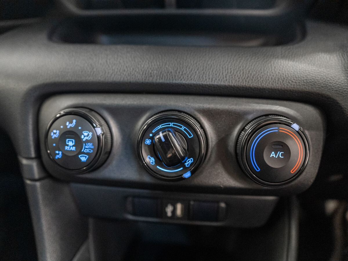 Toyota Yaris 2021 - фото автомобиля