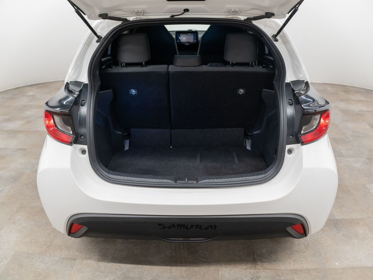 Toyota Yaris 2021 - фото автомобиля