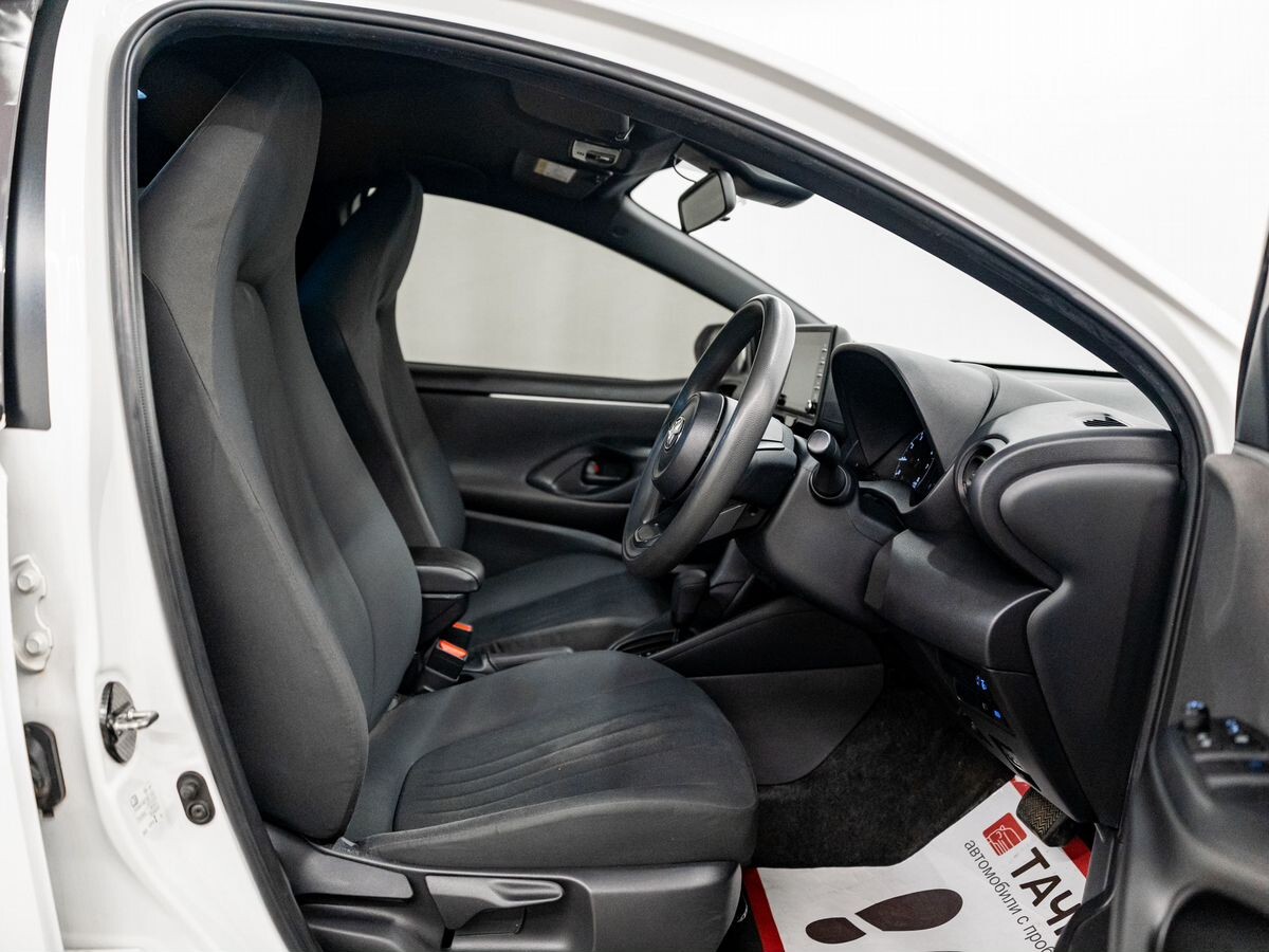 Toyota Yaris 2021 - фото автомобиля