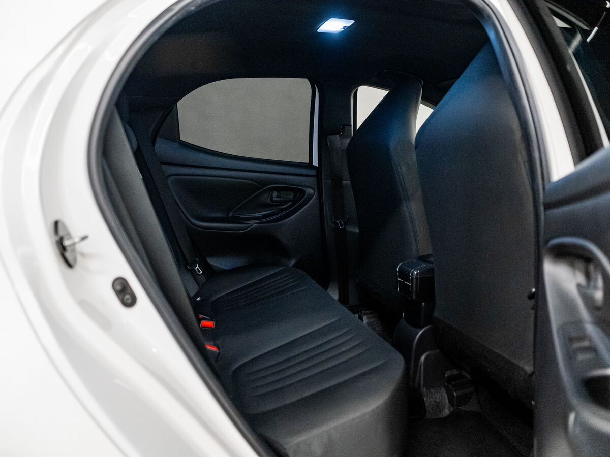 Toyota Yaris 2021 - фото автомобиля