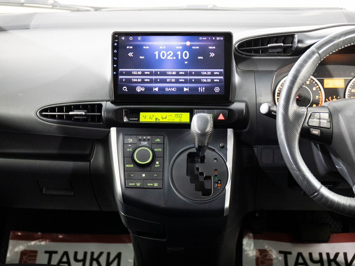 Toyota Wish 2011 - фото автомобиля