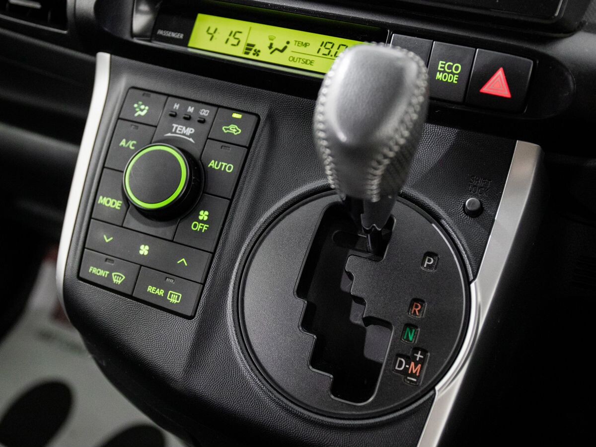 Toyota Wish 2011 - фото автомобиля