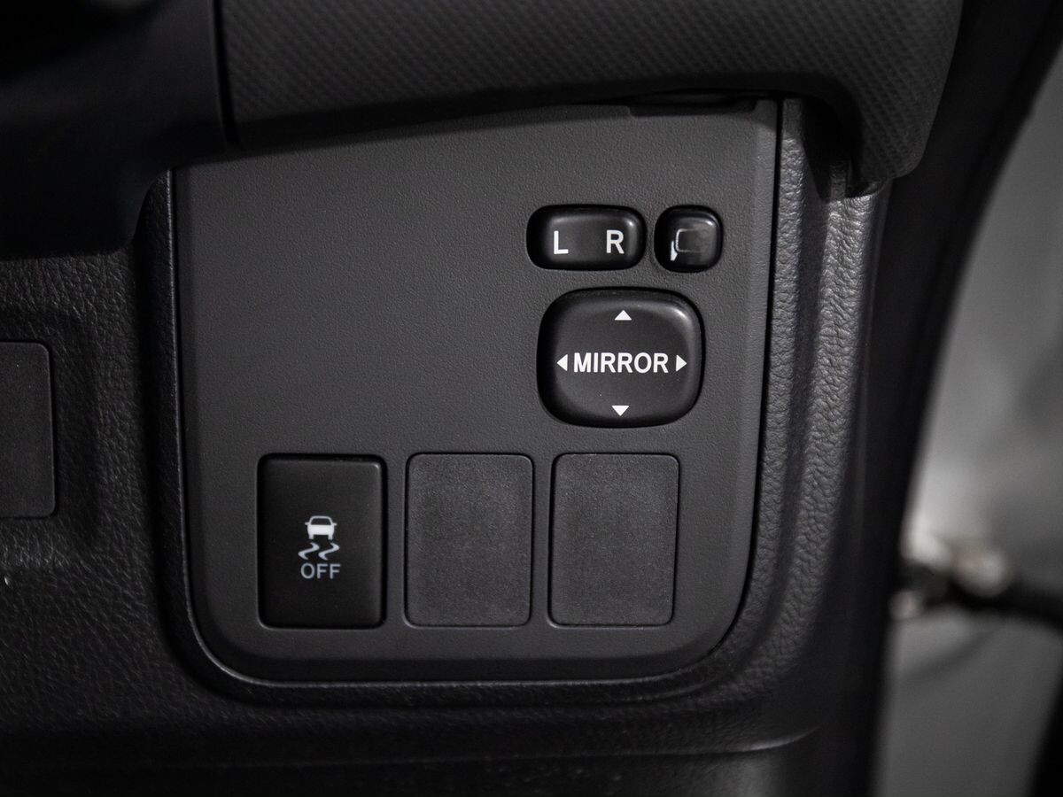 Toyota Wish 2011 - фото автомобиля