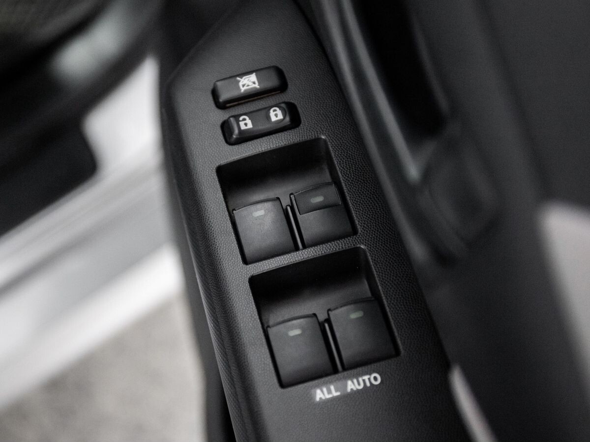 Toyota Wish 2011 - фото автомобиля