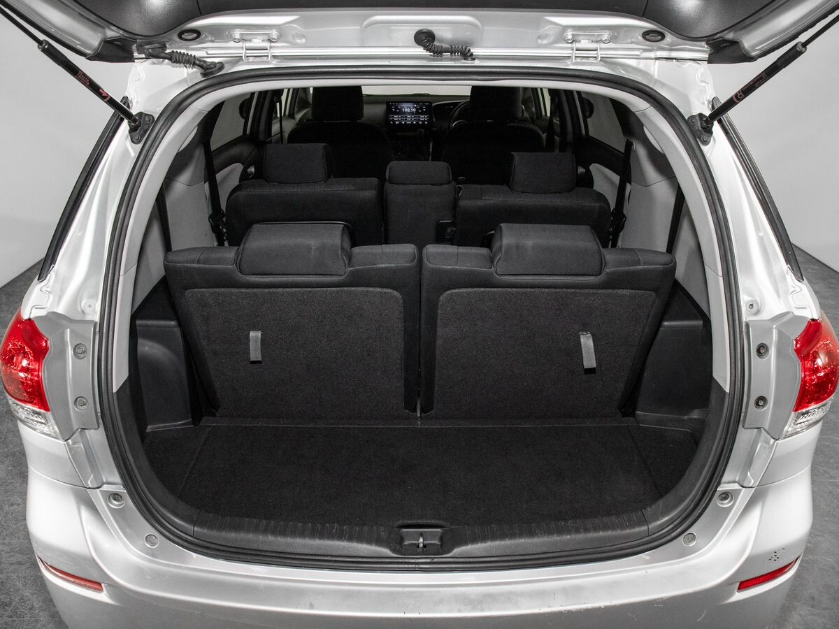 Toyota Wish 2011 - фото автомобиля