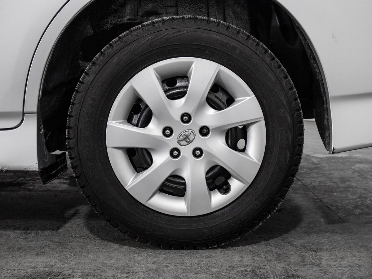 Toyota Wish 2011 - фото автомобиля