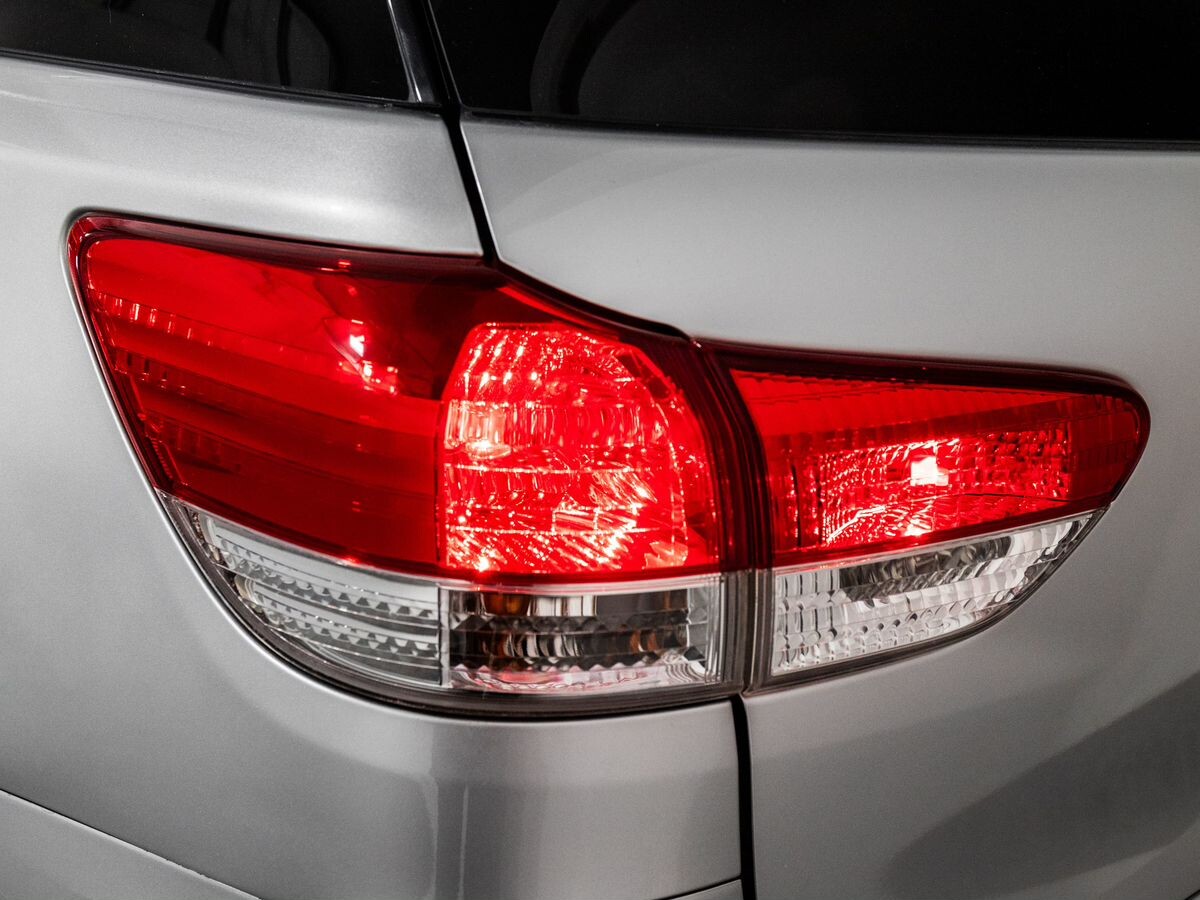 Toyota Wish 2011 - фото автомобиля