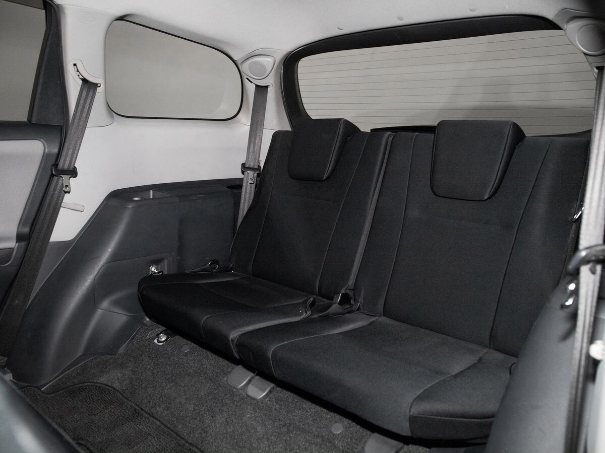 Toyota Wish 2011 - фото автомобиля