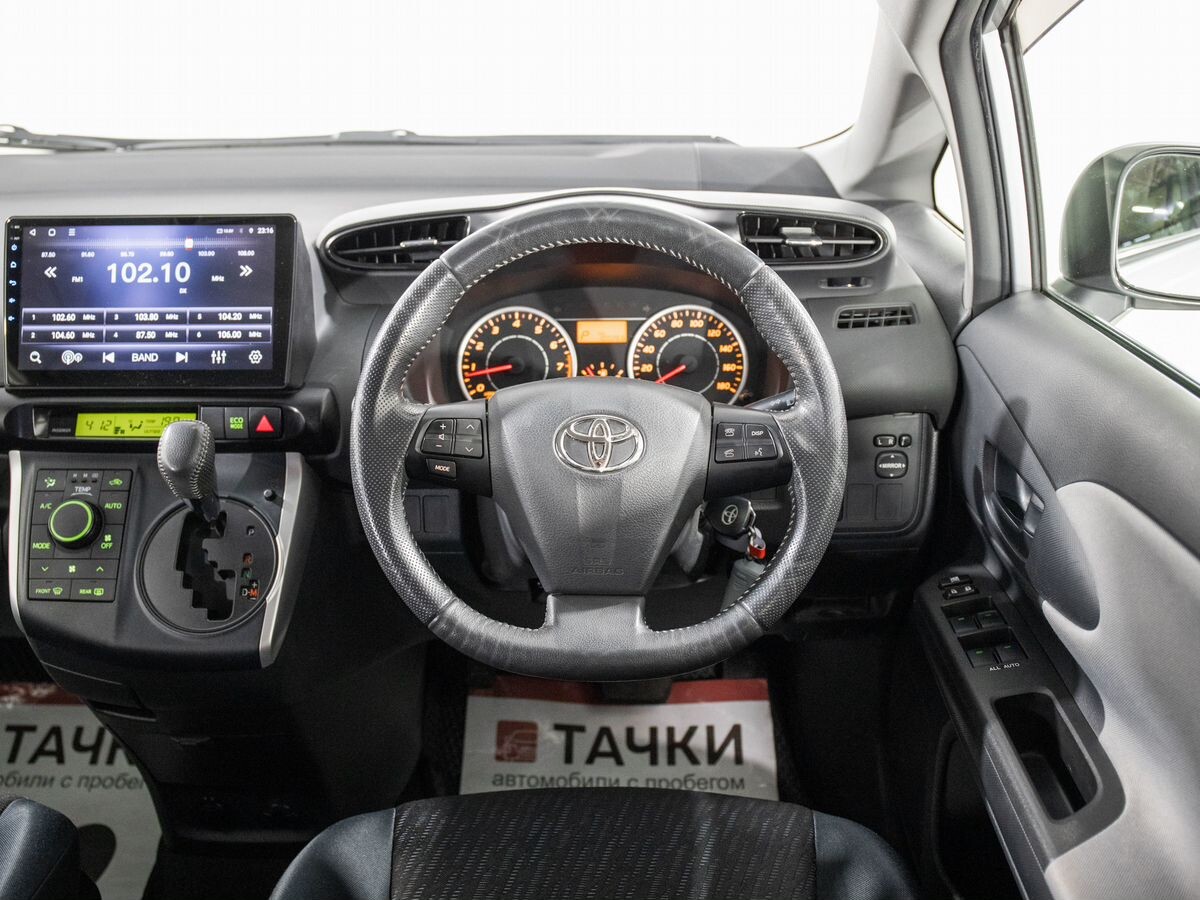 Toyota Wish 2011 - фото автомобиля