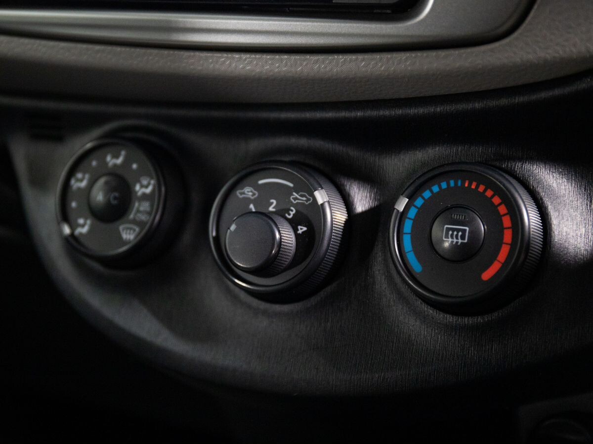 Toyota Vitz 2011 - фото автомобиля