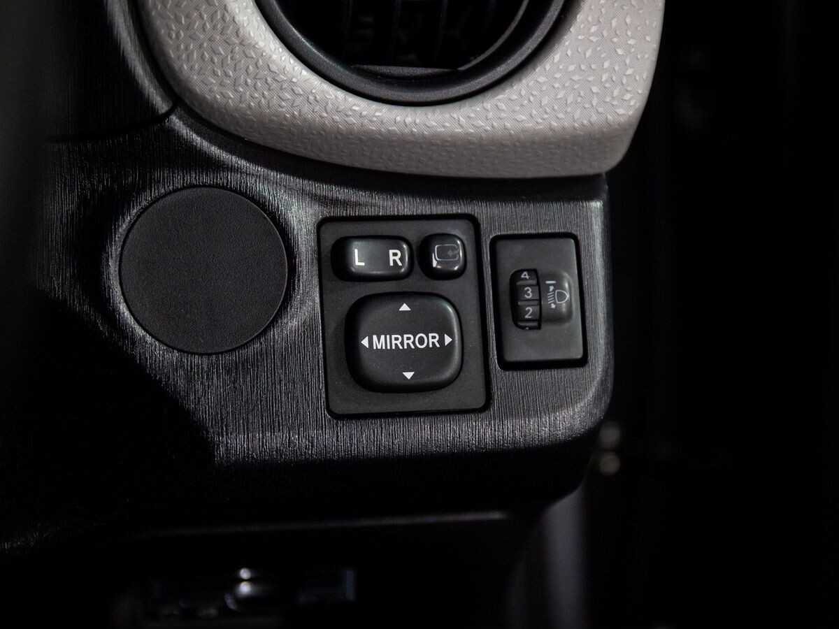 Toyota Vitz 2011 - фото автомобиля