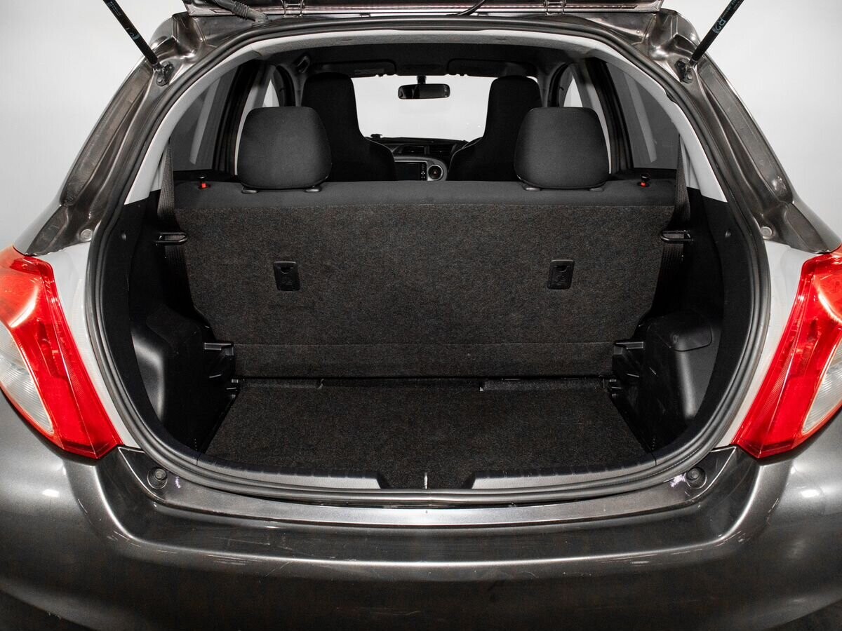 Toyota Vitz 2011 - фото автомобиля