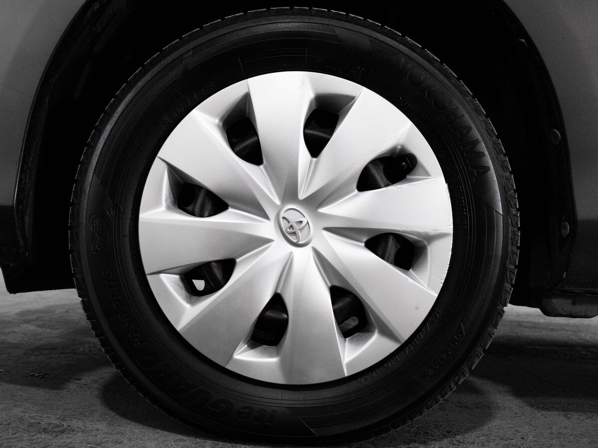 Toyota Vitz 2011 - фото автомобиля