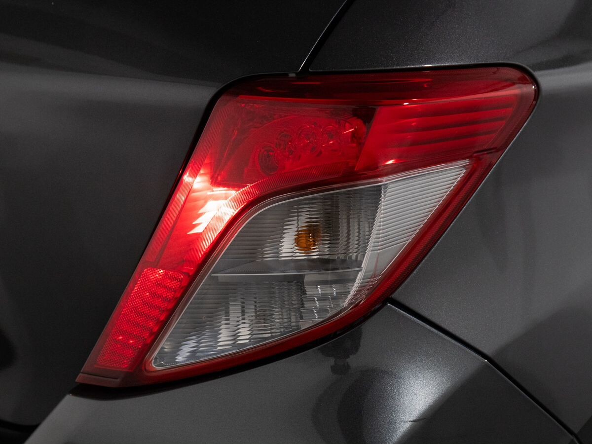 Toyota Vitz 2011 - фото автомобиля