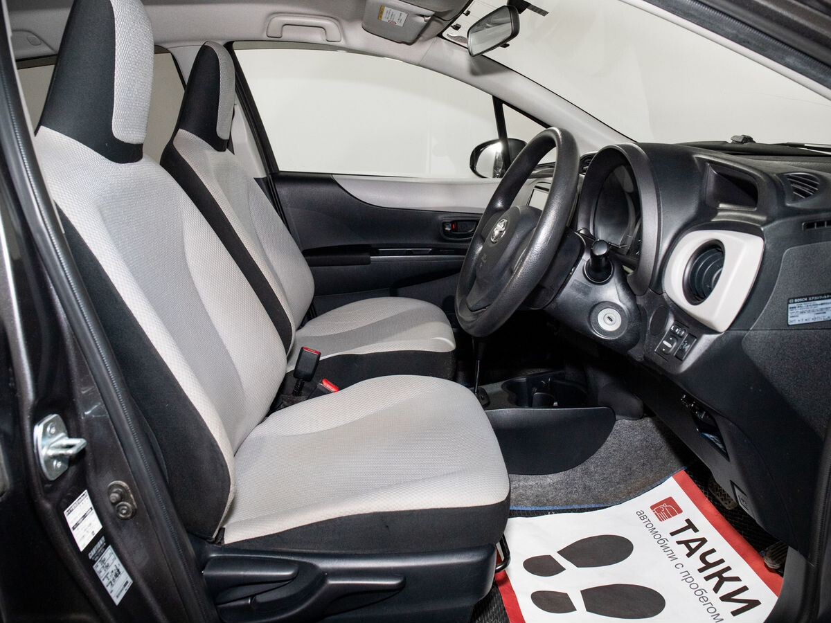 Toyota Vitz 2011 - фото автомобиля