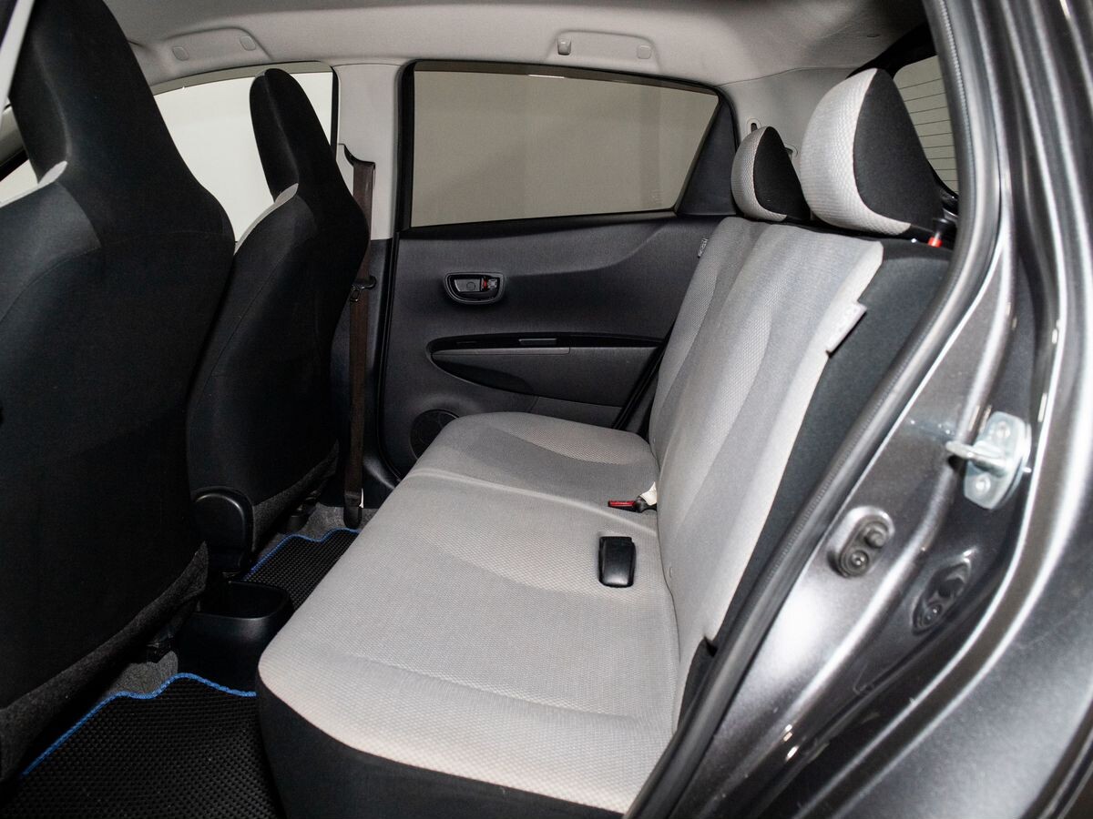 Toyota Vitz 2011 - фото автомобиля