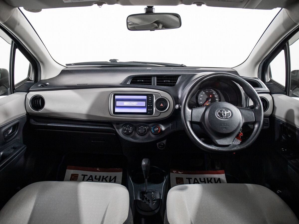 Toyota Vitz 2011 - фото автомобиля