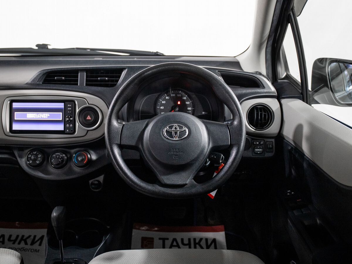 Toyota Vitz 2011 - фото автомобиля