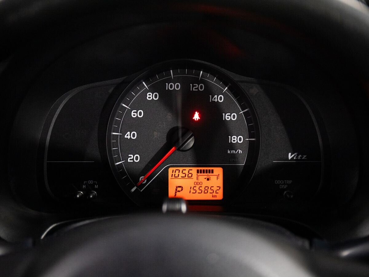 Toyota Vitz 2011 - фото автомобиля