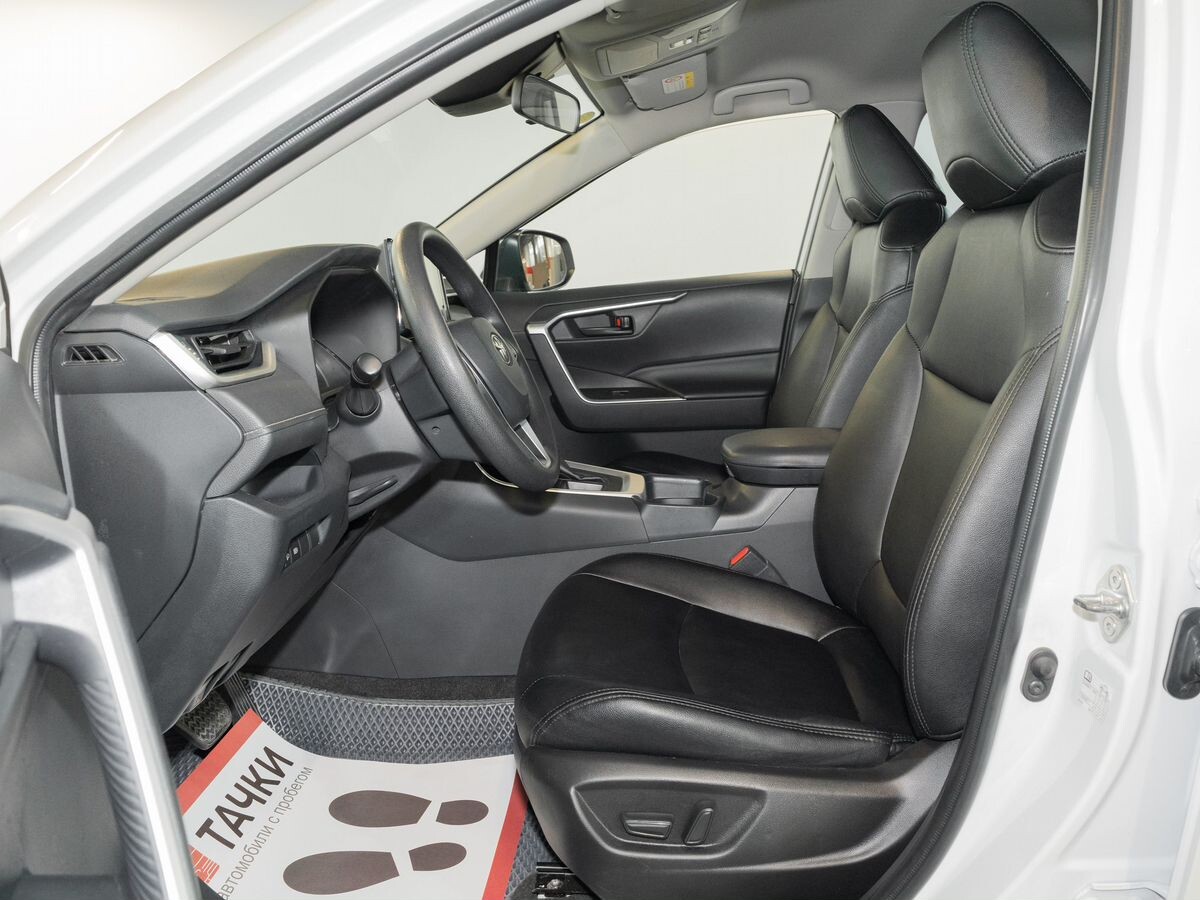 Toyota RAV4 2021 - фото автомобиля