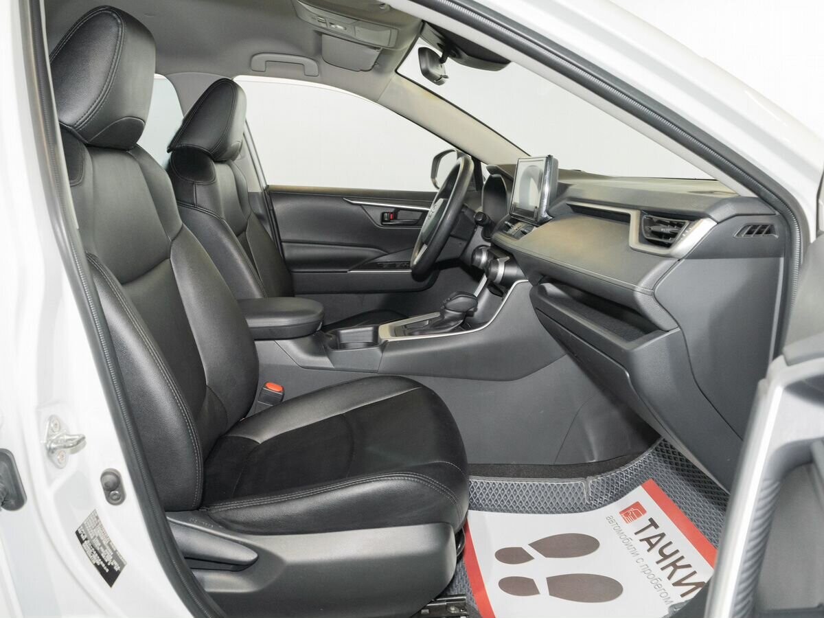 Toyota RAV4 2021 - фото автомобиля