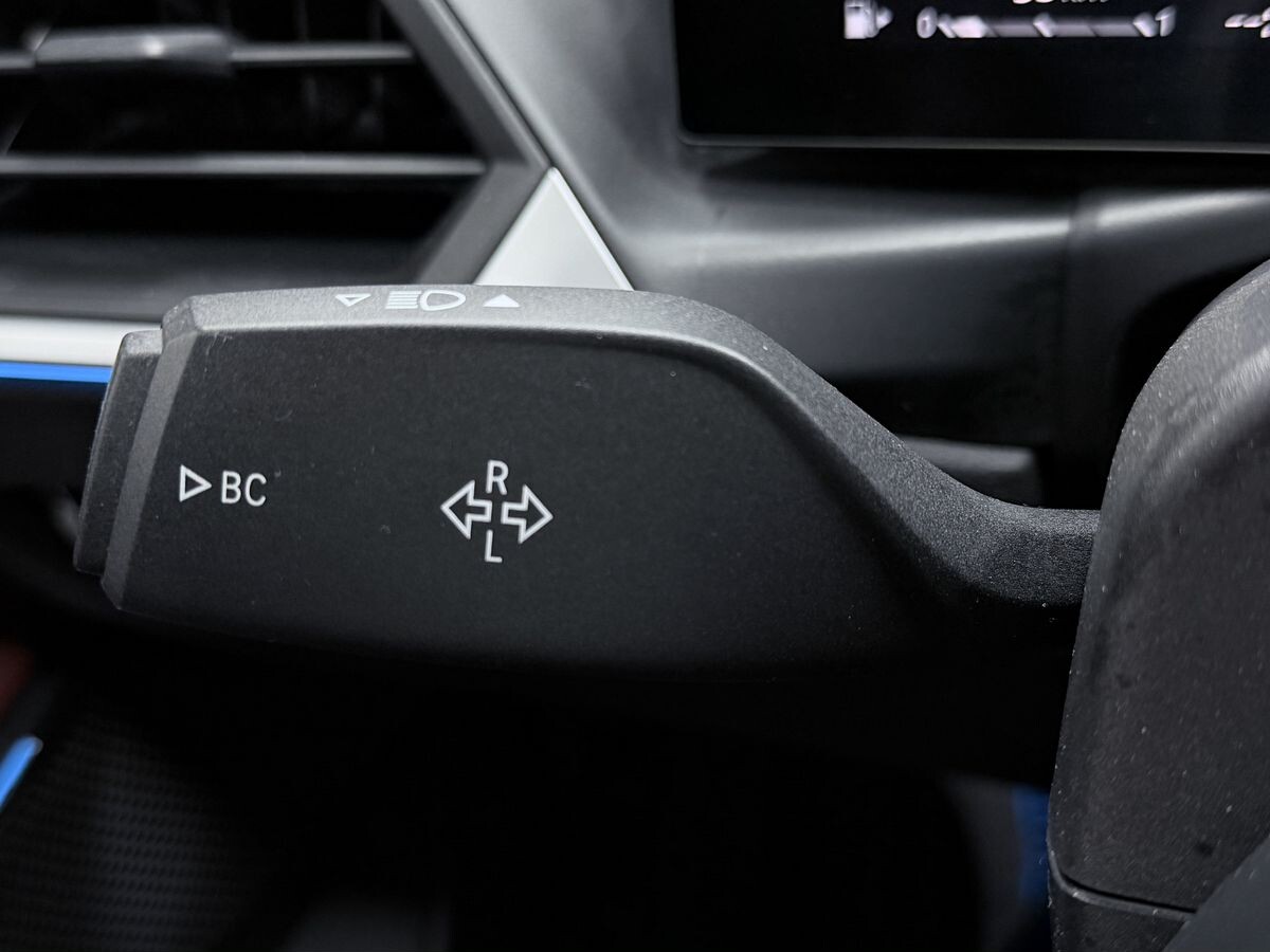 BMW 3-Series 2023 - фото автомобиля