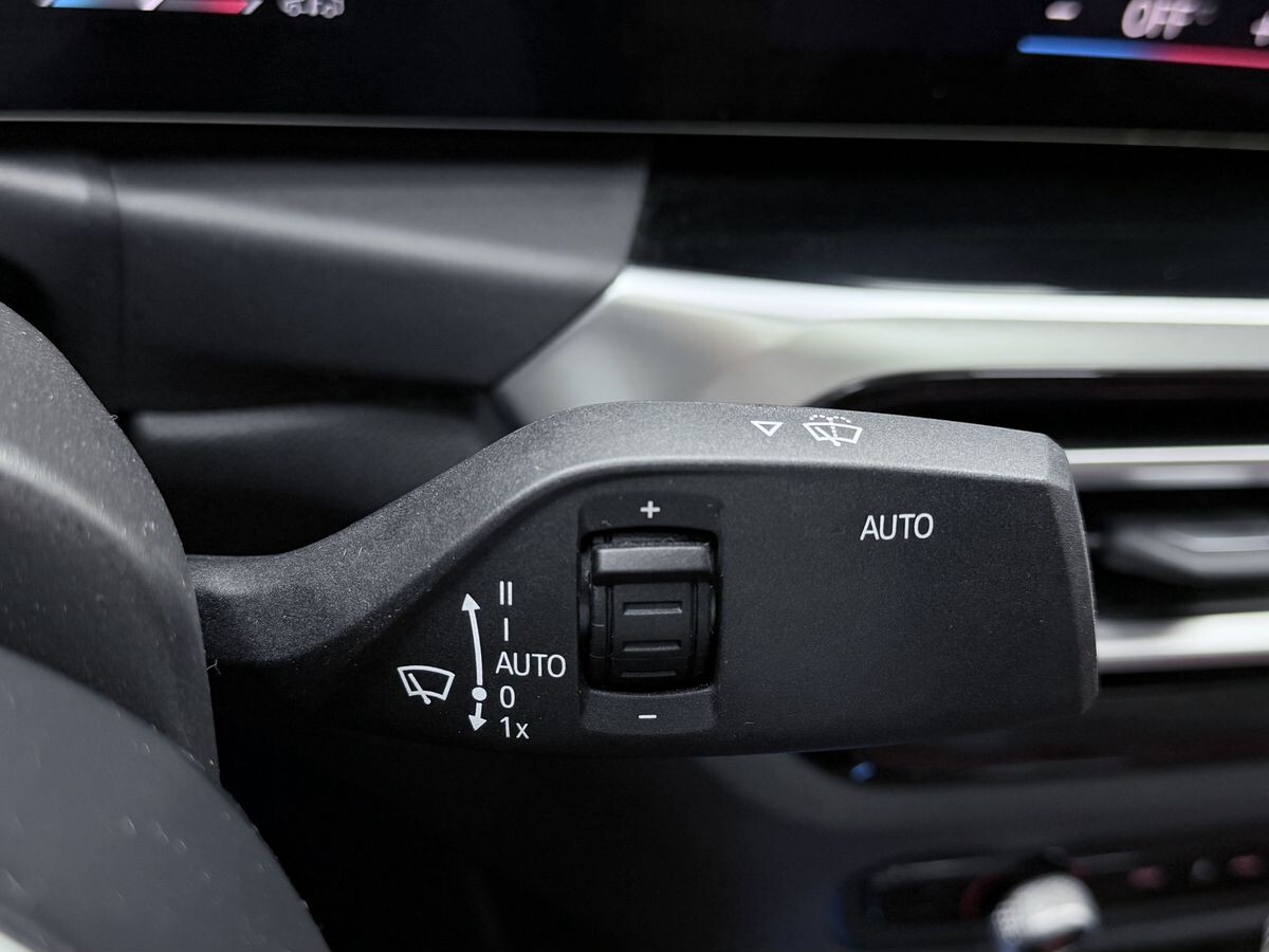 BMW 3-Series 2023 - фото автомобиля