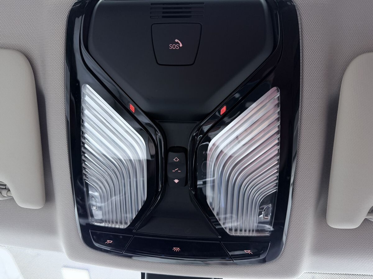 BMW 3-Series 2023 - фото автомобиля