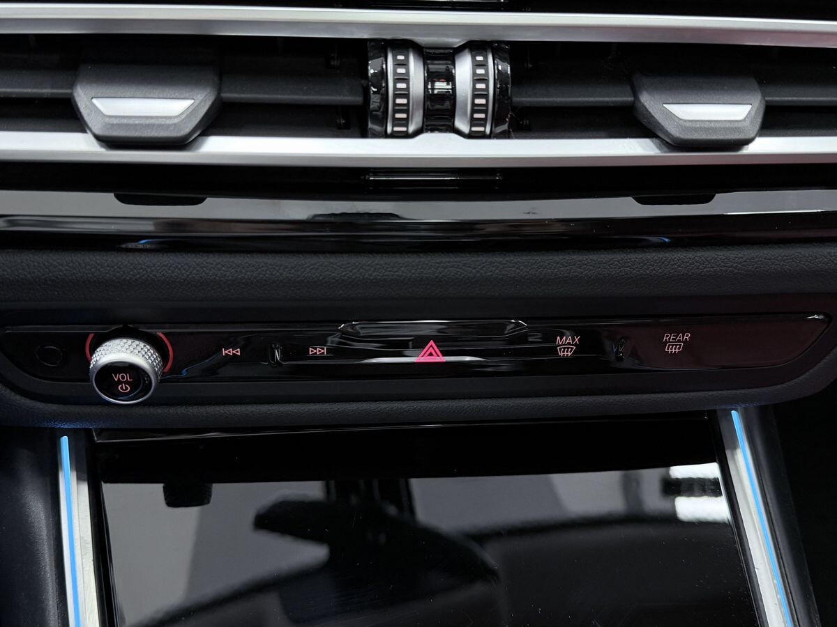 BMW 3-Series 2023 - фото автомобиля