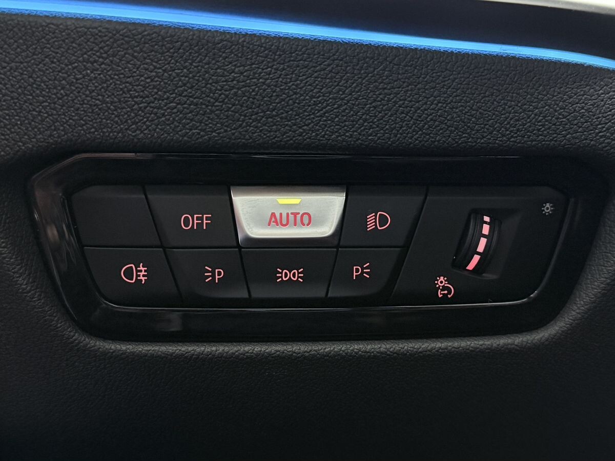 BMW 3-Series 2023 - фото автомобиля