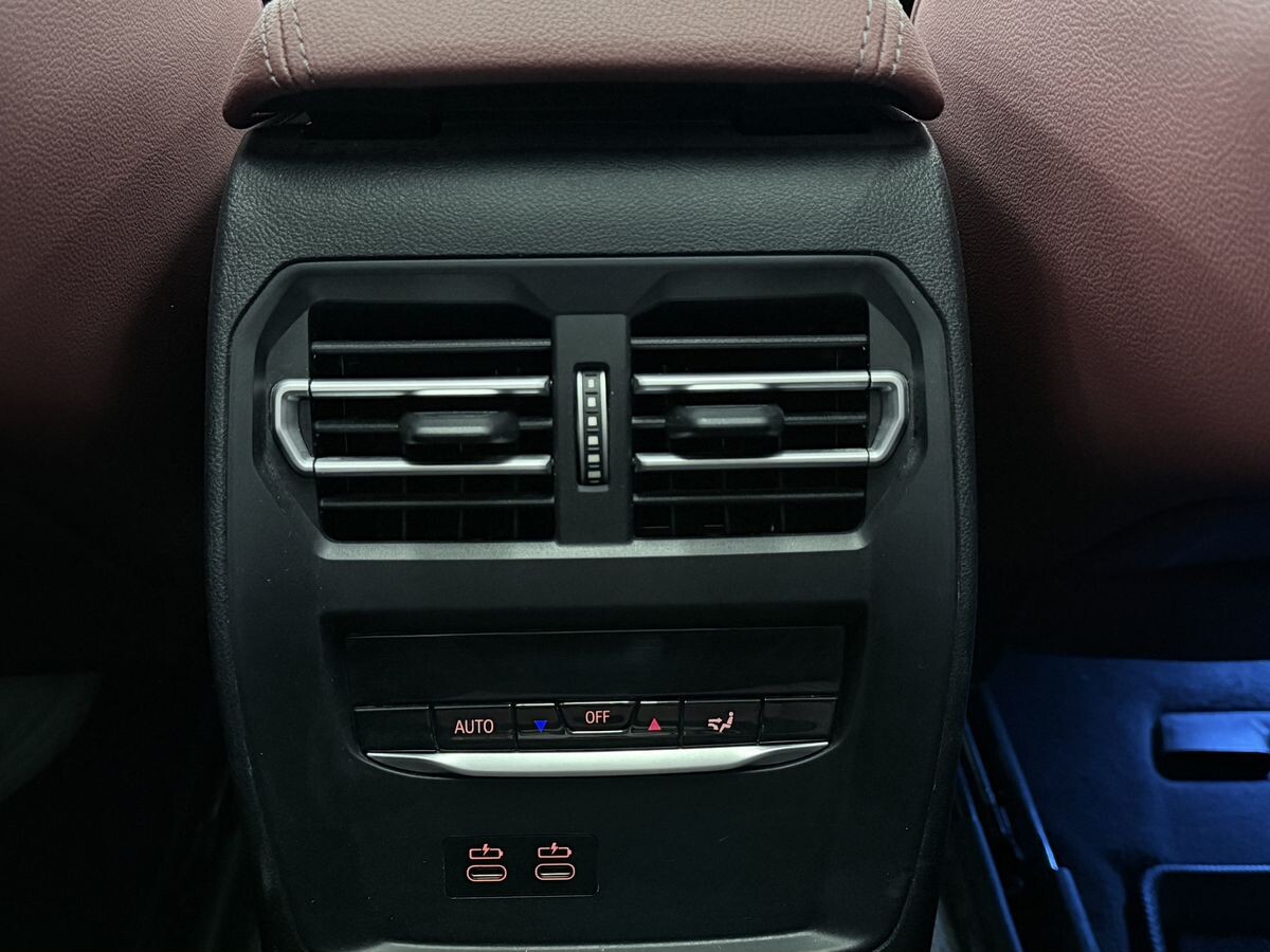 BMW 3-Series 2023 - фото автомобиля