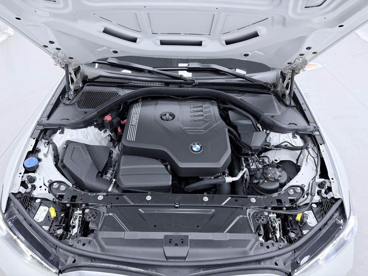 BMW 3-Series 2023 - фото автомобиля