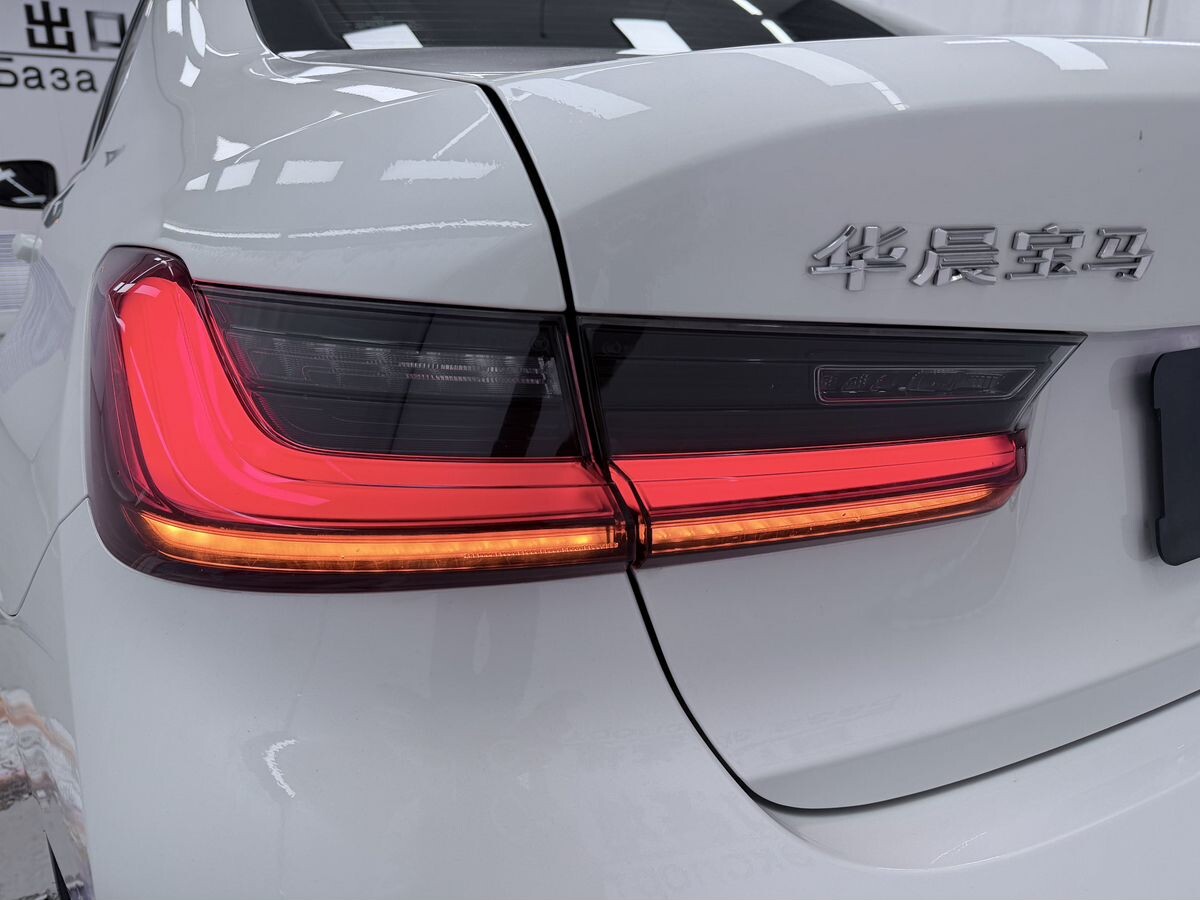 BMW 3-Series 2023 - фото автомобиля