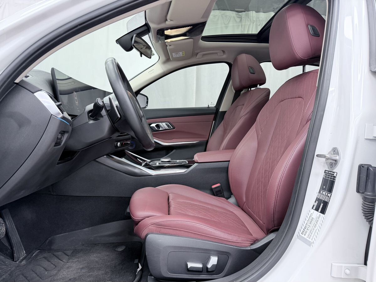 BMW 3-Series 2023 - фото автомобиля